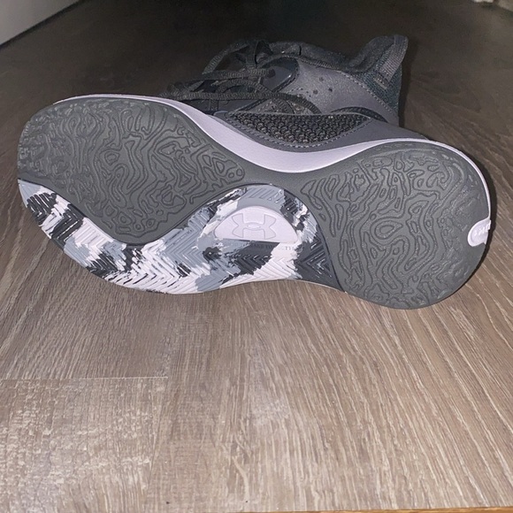 Brand new, size 5.5Y , Under Armour sneakers black and white - Picture 3 of 3